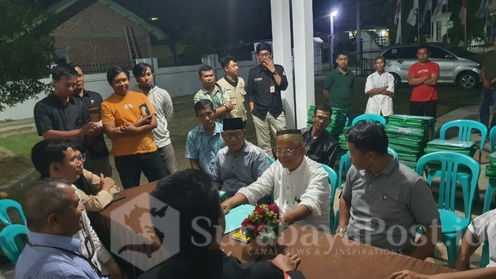 Pasangan Bacalon Nur-Ramdhan di dikawal sejumlah pendukungnya untuk menyerahkan dokumen dukungan ke KPU Kabupaten Sumbawa Barat. (istimewa)