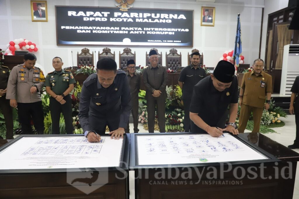 Ketua DPRD I Made Riandiana Kartika dan Pj Walikota Wahyu Hidayat beserta Stakeholder menandatangani Pakta Integritas sebagai komitmen Perangi Korupsi di Kota Malang, Senin (13/05/2024)