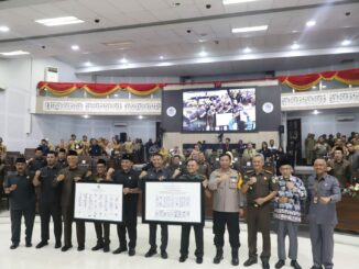 DPRD dan Pemerintahan Kota Malang serta jajaran Stakeholder menunjukkan bukti penandatanganan Pakta Integritas sebagai komitmen Perangi Korupsi di Kota Malang
