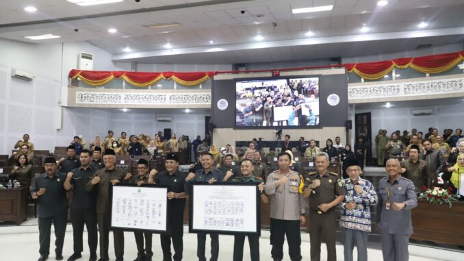 DPRD dan Pemerintahan Kota Malang serta jajaran Stakeholder menunjukkan bukti penandatanganan Pakta Integritas sebagai komitmen Perangi Korupsi di Kota Malang