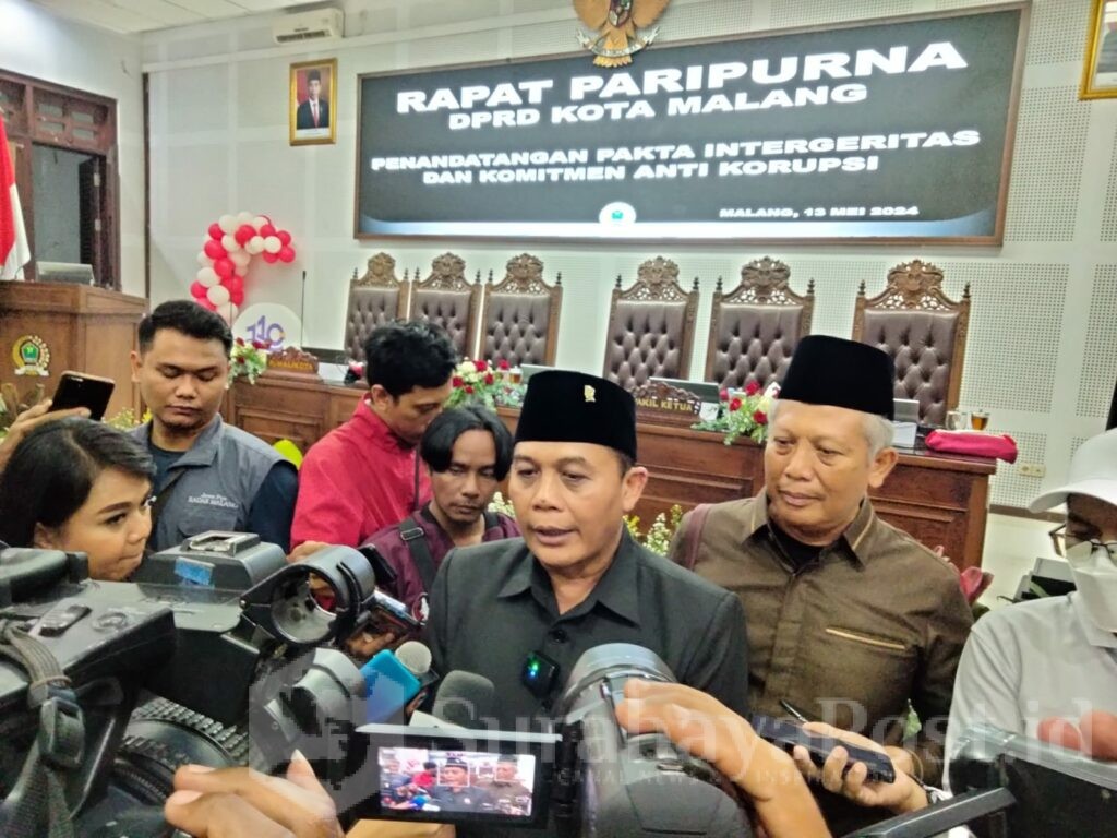 Ketua DPRD Kota Malang, I Made Riandiana Kartika memberikan keterangan kepada wartawan