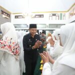 Pj. Wali Kota Malang, Wahyu Hidayat melepas 35 calon jemaah haji ASN Pemkot Malang. (istimewa)
