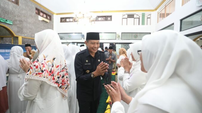 Pj. Wali Kota Malang, Wahyu Hidayat melepas 35 calon jemaah haji ASN Pemkot Malang. (istimewa)