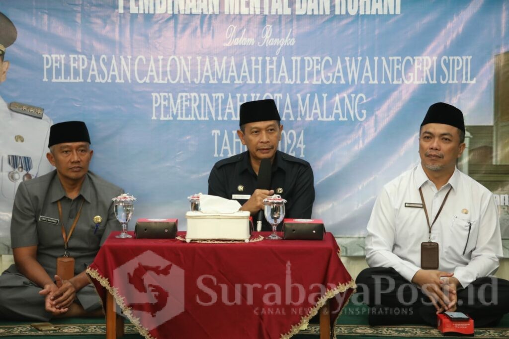 Pj Wahyu Hidayat saat memberikan sambutan dalam pelepasan calon jemaah haji di Masjid Baiturrahim Balai Kota Malang. (istimewa)