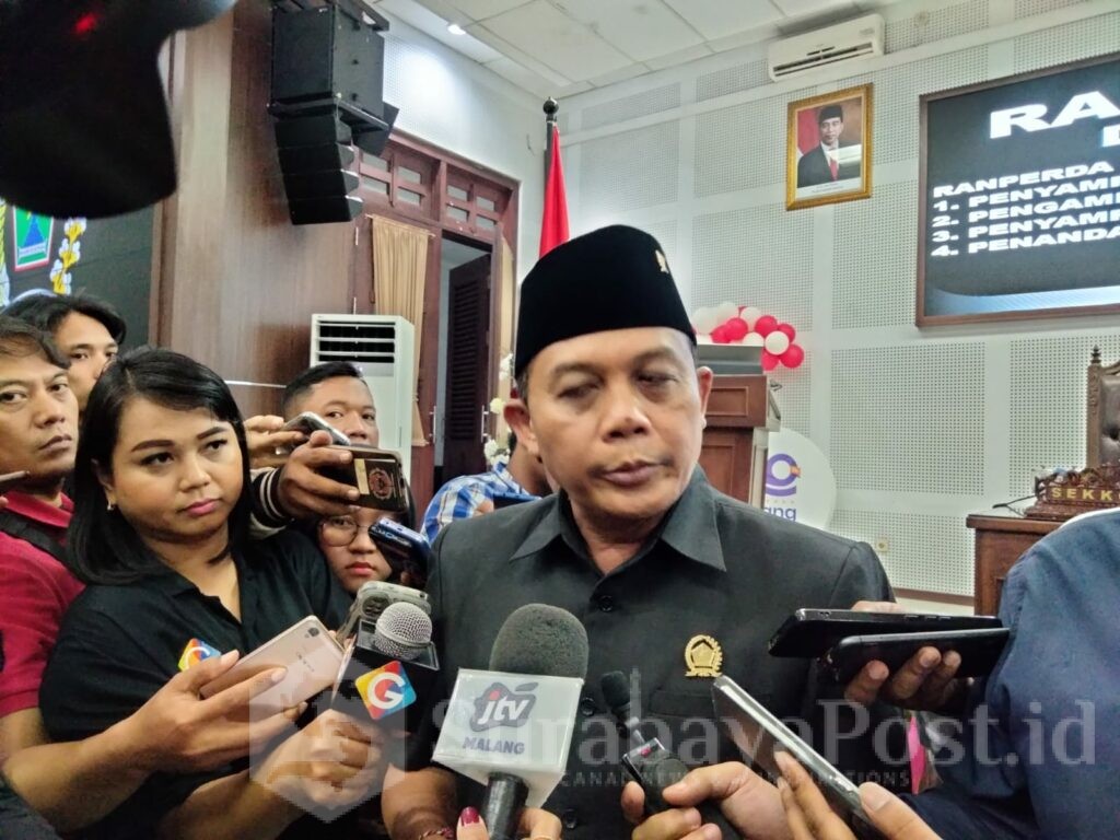 Ketua DPRD Kota Malang, I Made Riandiana Kartika saat memberikan keterangan kepada wartawan usai rapat paripurna