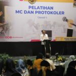 Pj Wali Kota Malang, Wahyu Hidayat memberi arahan pada pelatihan MC dan Protokoler kepada ratusan warga Kota Malang, Rabu 15 Mei 2024. (Sumber Prokompim)