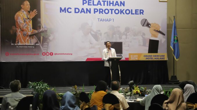 Pj Wali Kota Malang, Wahyu Hidayat memberi arahan pada pelatihan MC dan Protokoler kepada ratusan warga Kota Malang, Rabu 15 Mei 2024. (Sumber Prokompim)