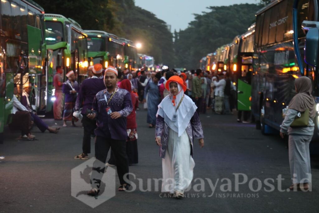 Ratusan calon jemaah haji Kota Malang yang hendak diberangkatkan menuju asrama haji Sukolilo, Surabaya Jawa Timur. (Sumber Prokompim)