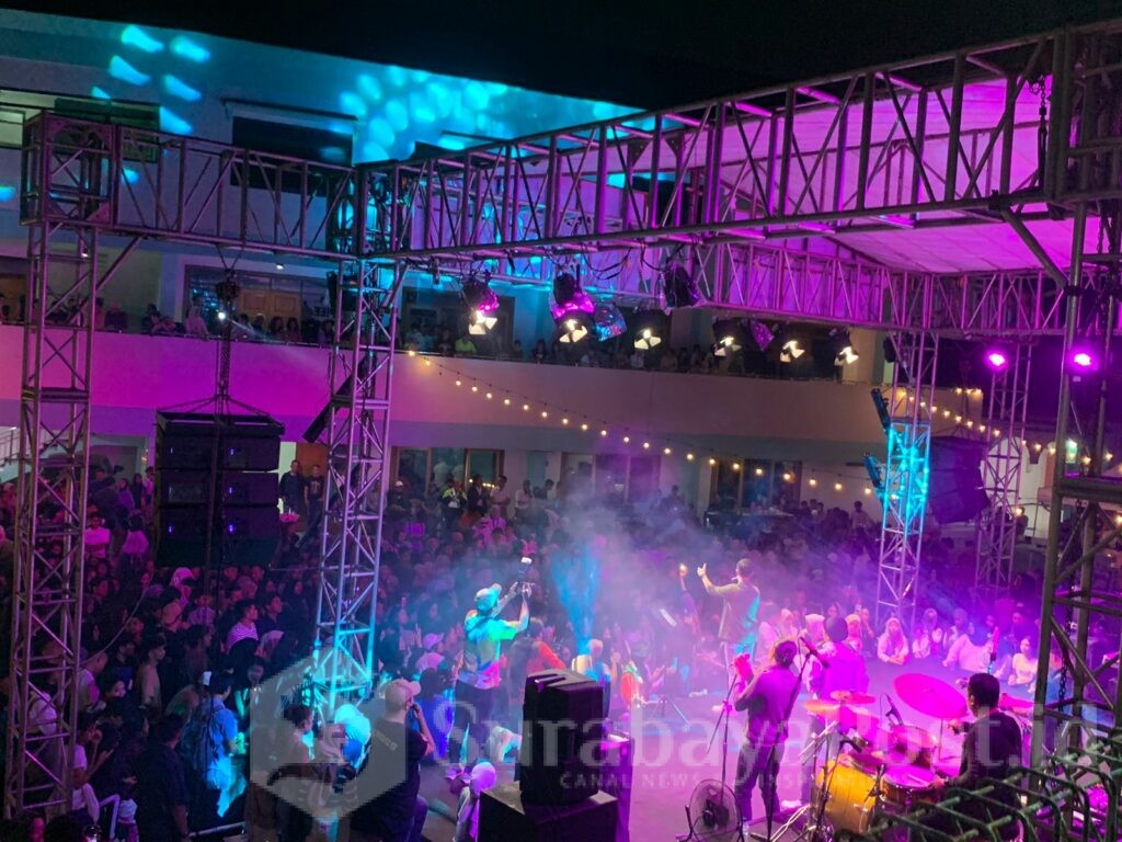 Tampilan DJ Kheyla dan Kerispatih mampu menghipnotis ratusan mahasiswa PMM4 Universitas IBU Malang, Rabu (15/02024) malam.