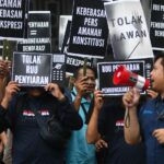 Tolak RUU Penyiaran yang salah satu pasalnya dianggap mengancam kebebasan pers, ratusan jurnalis Malang Raya gelar aksi damai di Gedung DPRD Kota Malang, Jumat (17/05/2024).