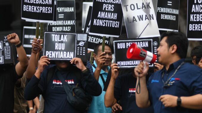 Tolak RUU Penyiaran yang salah satu pasalnya dianggap mengancam kebebasan pers, ratusan jurnalis Malang Raya gelar aksi damai di Gedung DPRD Kota Malang, Jumat (17/05/2024).