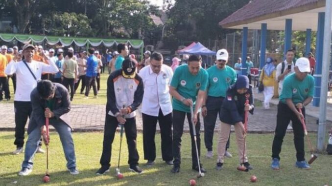Pj Wali Kota Malang, Wahyu Hidayat saat membuka Turnamen Gateball, Sabtu 18 Mei 2024. (istimewa)