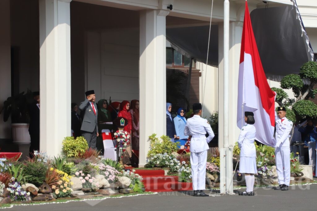 Pj. Wahyu Hidayat saat menjadi inspektur upacara peringatan Harkitnas di Halaman Balaikota Malang. (Sumber Prokompim)