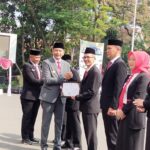 Pj. Wali Kota Malang, Wahyu Hidayat saat memberikan penghargaan peraih terbaik tekan Stunting di lingkungan Pemerintah Kota Malang, Senin (20/05/2024)