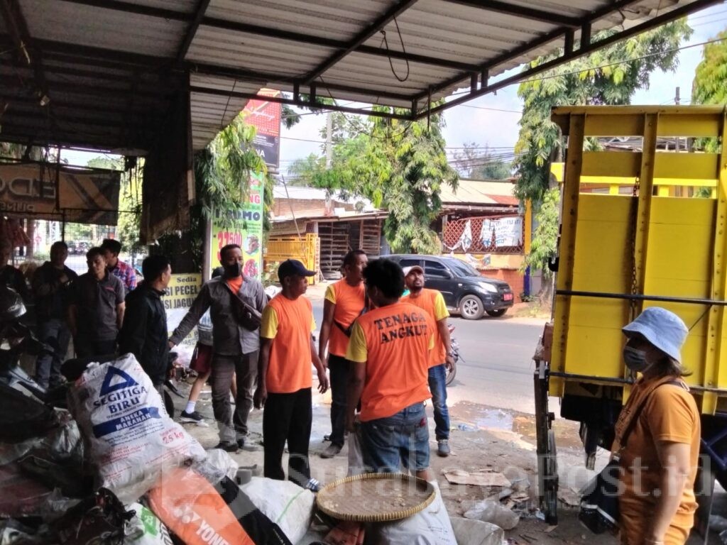 Proses eksekusi pengosongan dua ruko bertingkat di kawasan jalan Sulfat Kecamatan Kedungkandang, Kota Malang Jawa Timur