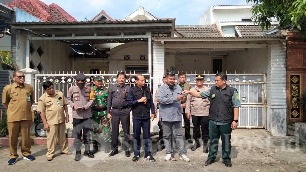 Proses penyerahan kunci dari juru sita Pengadilan Negeri Kota Malang kepada kuasa hukum penggugat