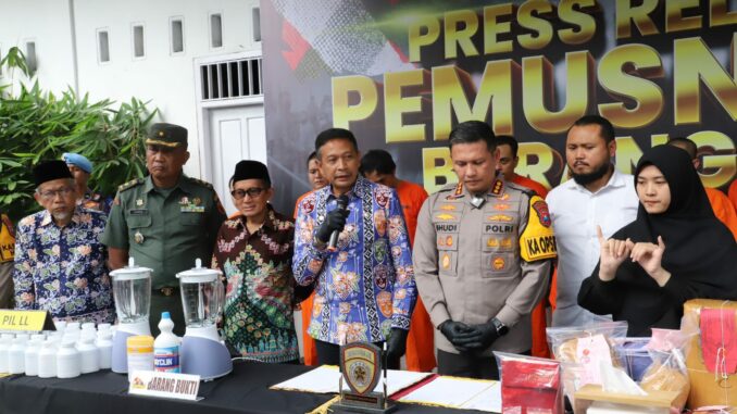 Pemusnahan Barang Bukti di Polresta Malang Kota, Pj. Walikota Wahyu Hidayat Apresiasi Sinergi Bersama Putus Peredaran Narkoba. (Sumber Prokompim)