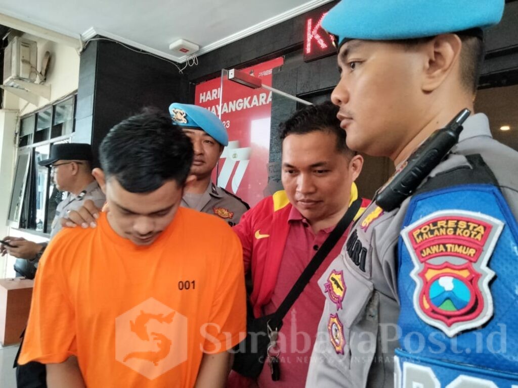 Tersangka Amir digiring petugas saat ungkap kasus pencurian kendaraan bermotor (Curanmor) di Polresta Malang Kota, Jumat (24/05/2024).