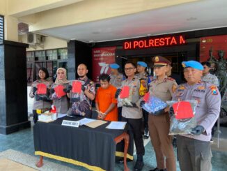 Kasat Reskrim Polresta Malang Kota Kompol Danang Yudanto (tengah) saat menggelar konferensi pers hasil ungkap kasus pemerkosaan di Polresta Malang Kota, Jumat (24/05/2024).