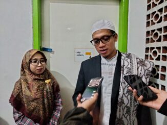 Pengasuh Ponpes Ustadzah Dr. Nury Firdausia M.Pdi (kiri) saat ditemui awak media pada Jumat (24/05/2024) malam.