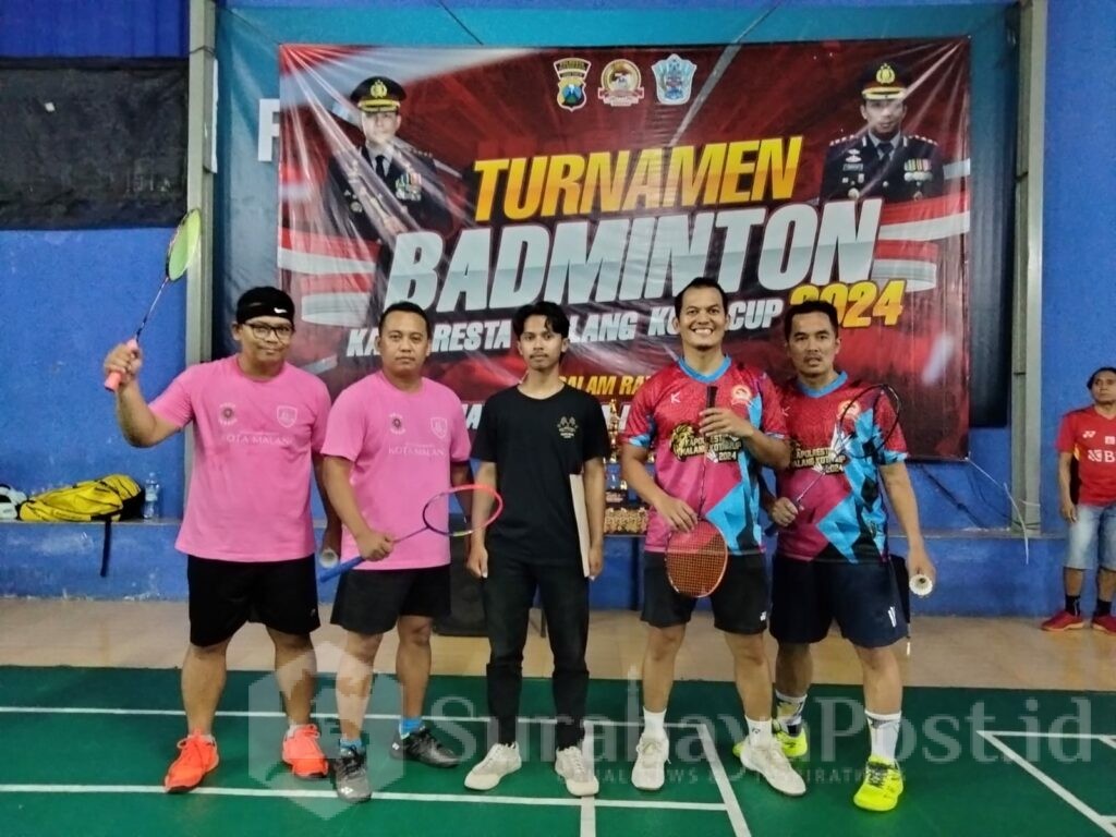 Tim Bulutangkis Polresta Malang Kota dan tim Kejaksaan Negeri Kota Malang pose bersama jelang pertandingan