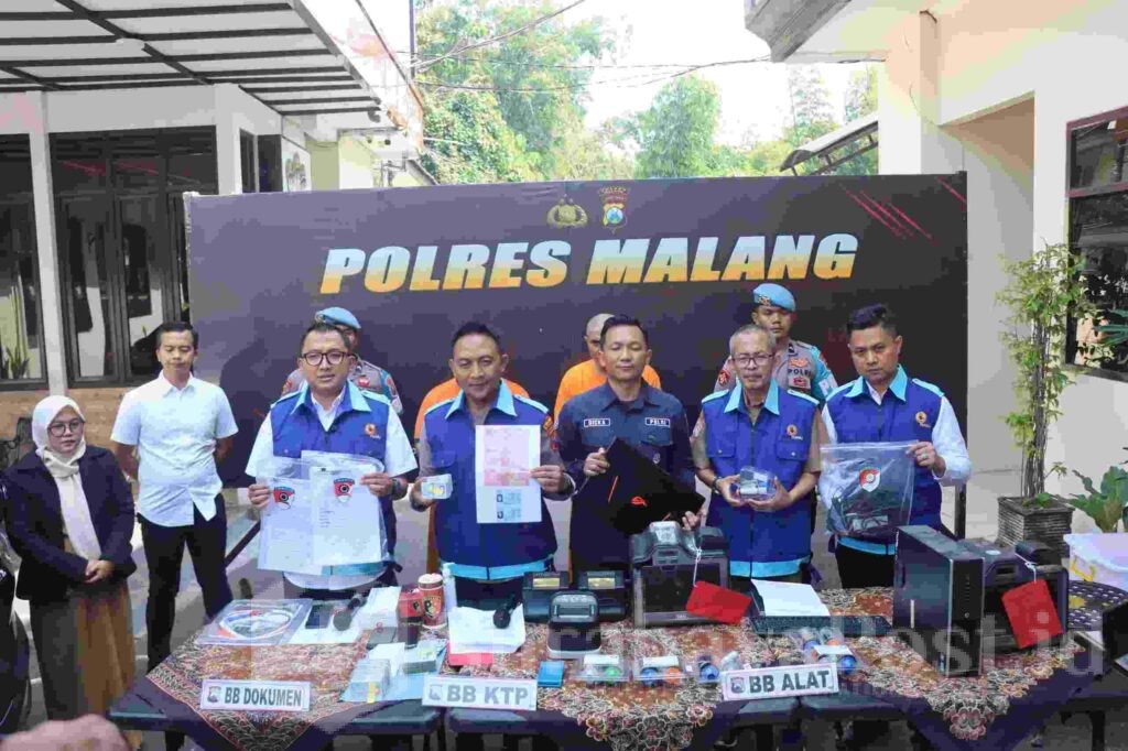 Polisi Bongkar Pungli Pembuatan Dokumen Kependudukan di Kabupaten Malang Jawa Timur. (Sumber Humas Polres Malang)