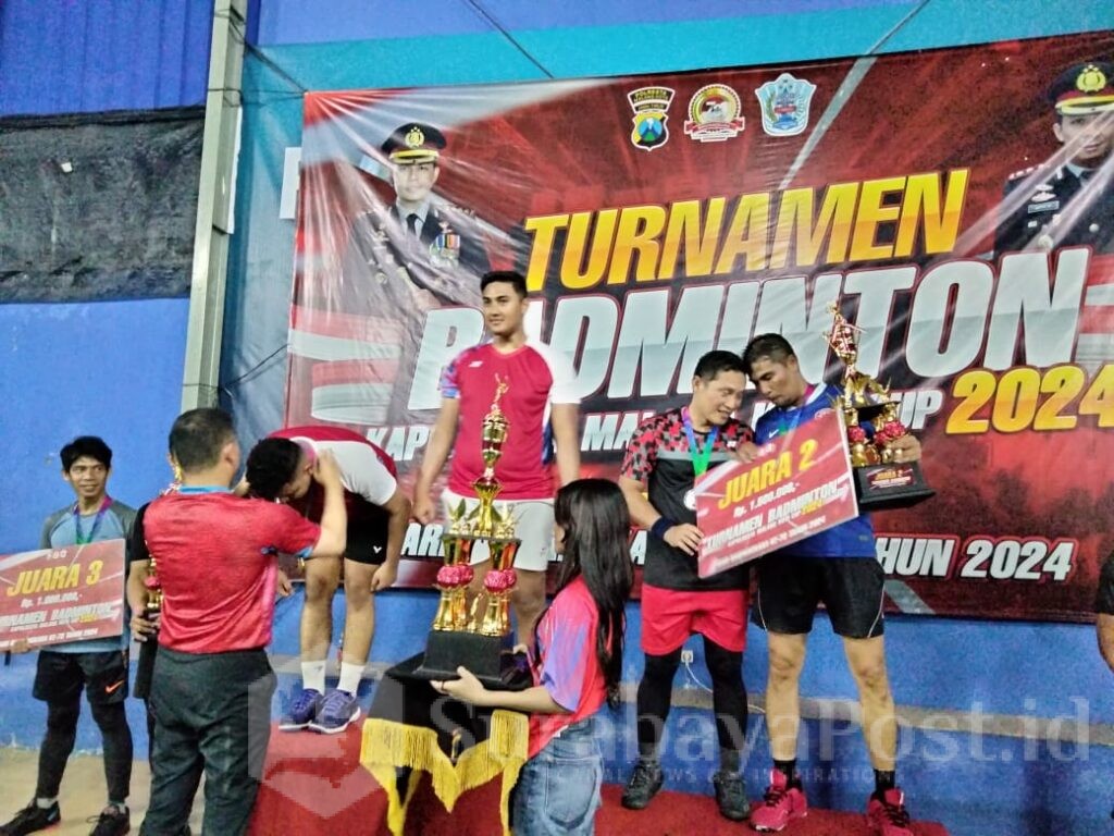 Kapolresta Malang Kota, Kombes Pol Budi Hermanto menyerahkan medali dan trophy kepada tim Brimob Ampeldento