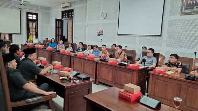 Suasana hearing yang difasilitasi DPRD Kota Malang atas persoalan tindaklanjut dampak kebakaran Malang Plaza, Jumat (31/05/2024) siang.