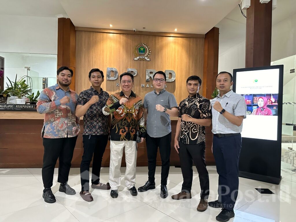 Tim kuasa hukum pemilik tenant terdampak kebakaran Malang Plaza pose bersama usai hearing di gedung DPRD Kota Malang