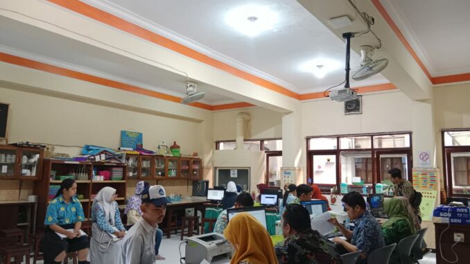 SMA Negeri 3 Kota Malang dipadati Calon Peserta Didik untuk Verifikasi Data PPDB Jatim 2024