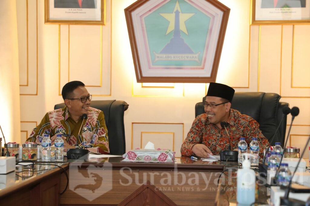 Pj. Wahyu Hidayat bincang dengan Ketua Ombudsman RI, Mokhammad Najih. (Sumber Prokompim)