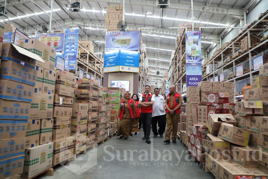 Pj. Wali Kota Malang, Wahyu Hidayat bersama TPID saat sidak di beberapa toko grosir, Selasa 21 Mei 2024. (Sumber Prokompim)