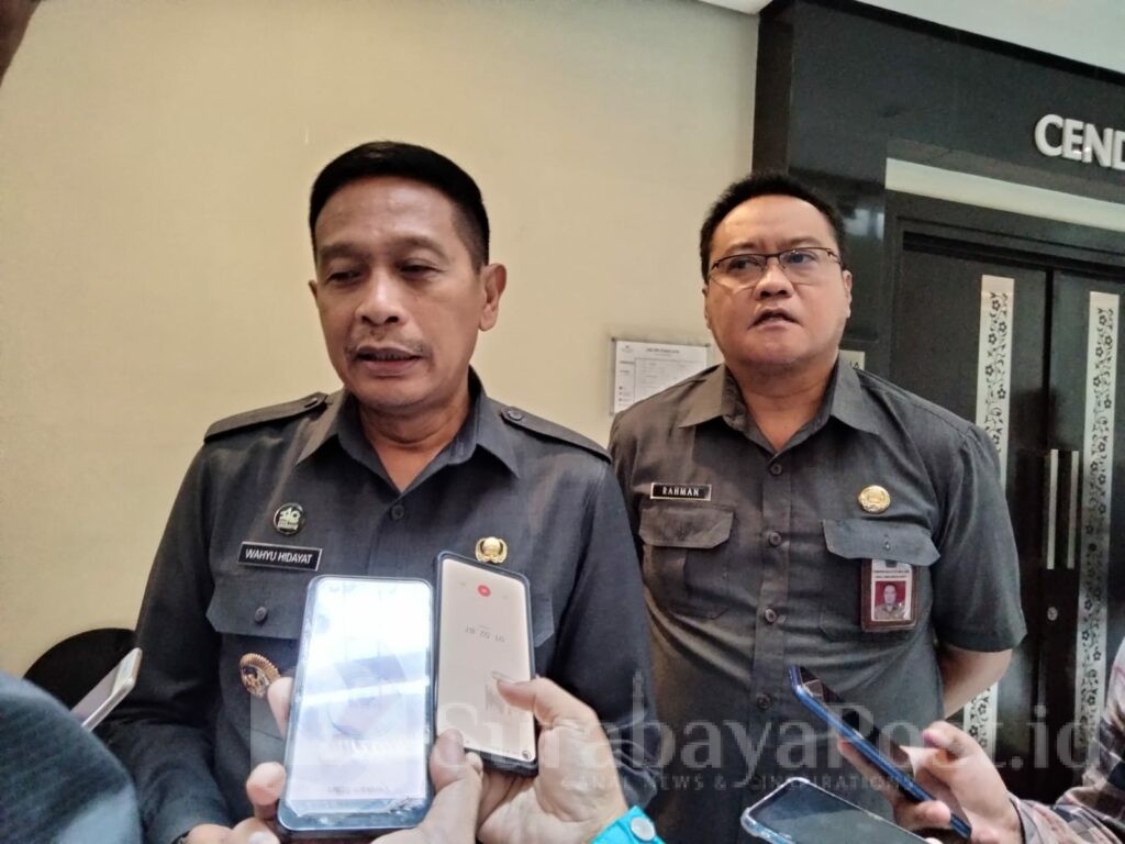 Pj. Wahyu Hidayat didampingi Kepala DLH Kota Malang, Noer Rahman Wijaya, saat memberikan keterangan kepada wartawan