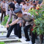 Polresta Malang Kota Ajak Taruna Akpol Ziarah ke TMP Dalam Peringati Hari Bhayangkara Ke-78. (Sumber Humas Polresta)