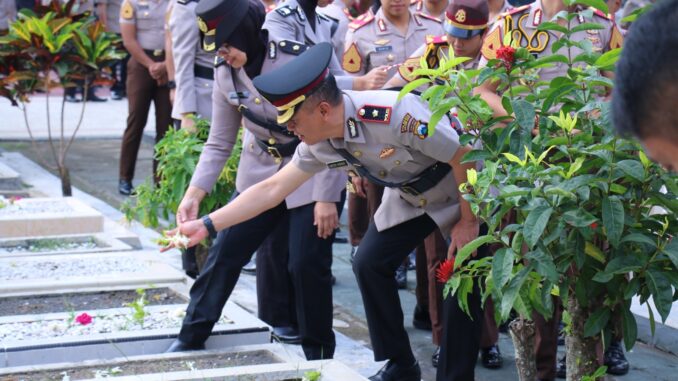 Polresta Malang Kota Ajak Taruna Akpol Ziarah ke TMP Dalam Peringati Hari Bhayangkara Ke-78. (Sumber Humas Polresta)