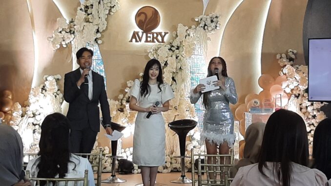 dr. Isabella Rosellini, MH, CMC (tengah) dalam acara Grand Opening Avery Clinic di Jalan Merapi No 5, Minggu (09/06/2024).