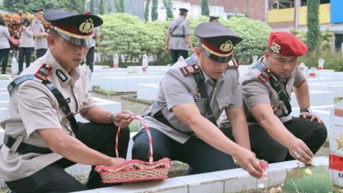 Kompol Jeni Al Jauza bersama rombongan saat menabur bunga di TMP Untung Suropati kota batu, Senin (24/06/2024).(Foto:Humas Polres Batu)