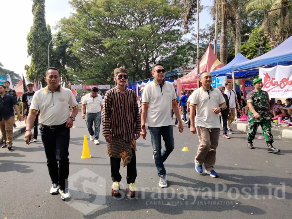 Pj. Wahyu Hidayat bersama Ketua Porserosi Kota Malang, Erman Hernadi digelaran even Ngalam Roller Sport