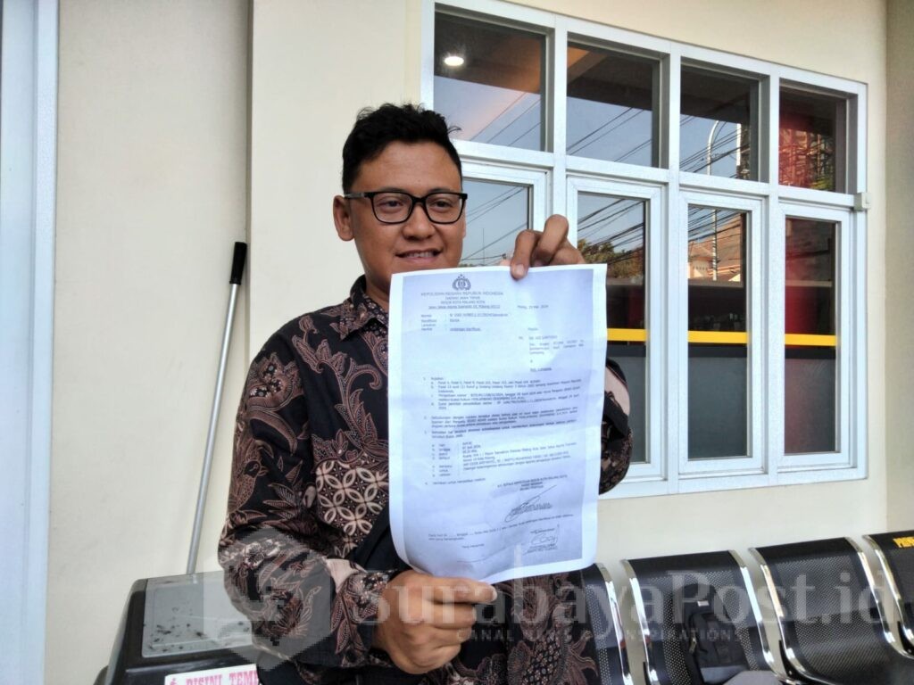 BUKTI ADUAN : Korban dugaan penipuan/penggelapan Seiko Adam, menunjukkan bukti aduan ke Satreskrim Polresta Malang Kota