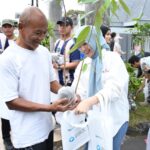 PJT I Bagikan Ratusan Bibit Pohon Buah Pada Warga Kota Malang. (Dok. Humas PJT I)