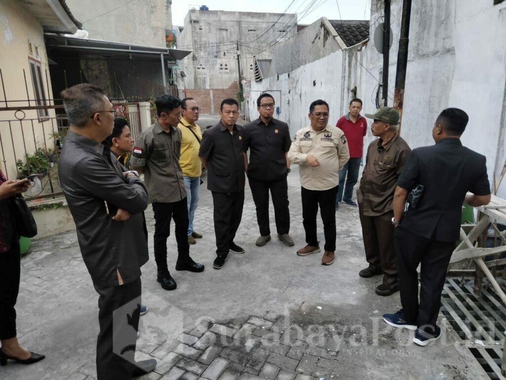 Komisi C DPRD Kota Malang disaat sidak, meminta agar DPUPRPKP Kota Malang untuk segera memeriksa jaringan drainase yang melintas di sekitar kawasan Hotel Ubud. (istimewa)