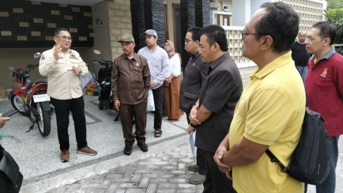 Komisi C DPRD Kota Malang disaat sidak, meminta agar DPUPRPKP Kota Malang untuk segera memeriksa jaringan drainase yang melintas di sekitar kawasan Hotel Ubud. (istimewa)