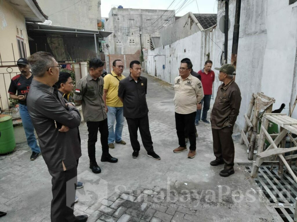 Komisi C DPRD Kota Malang disaat sidak, meminta agar DPUPRPKP Kota Malang untuk segera memeriksa jaringan drainase yang melintas di sekitar kawasan Hotel Ubud. (istimewa)