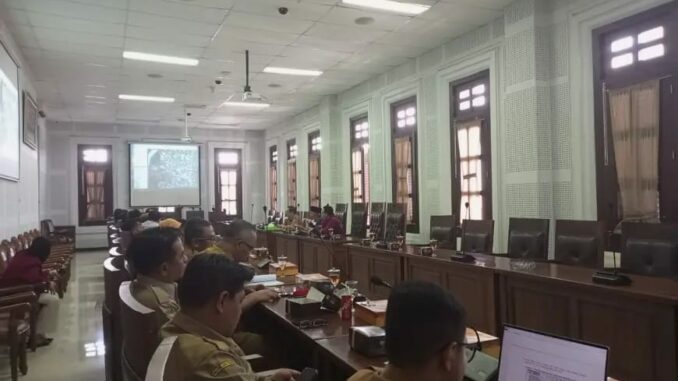 Suasana hearing yang digelar Komisi C DPRD Kota Malang bersama jajaran Pemkot, Senin 27 Mei 2024. (istimewa)