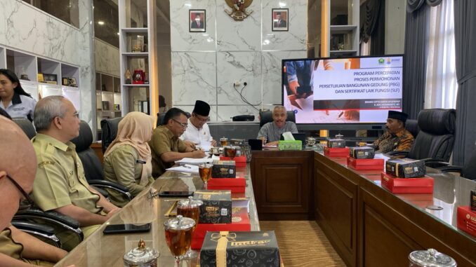 Komisi C DPRD Kota Malang bersama Pemerintah Kota melalui DPUPRPKP Kota Malang lakukan terobosan untuk percepatan proses permohonan PBG dan SLF di bidang Cipta Karya, Senin 3 Juni 2024.