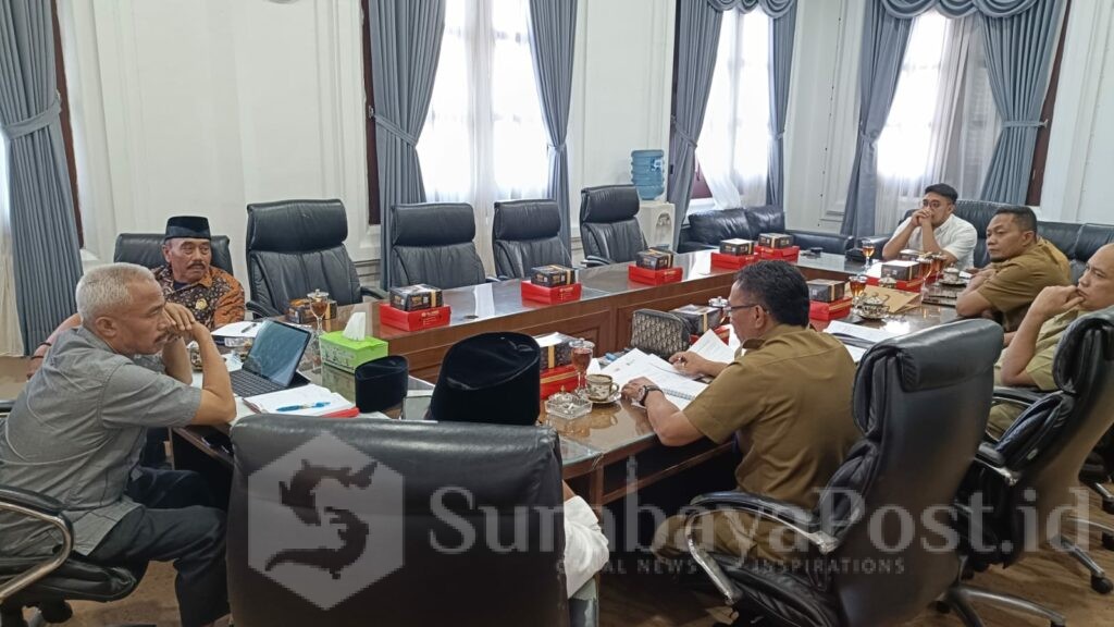 Komisi C DPRD Kota Malang bersama Pemerintah Kota melalui DPUPRPKP Kota Malang lakukan terobosan untuk percepatan proses permohonan PBG dan SLF di bidang Cipta Karya, Senin 3 Juni 2024.