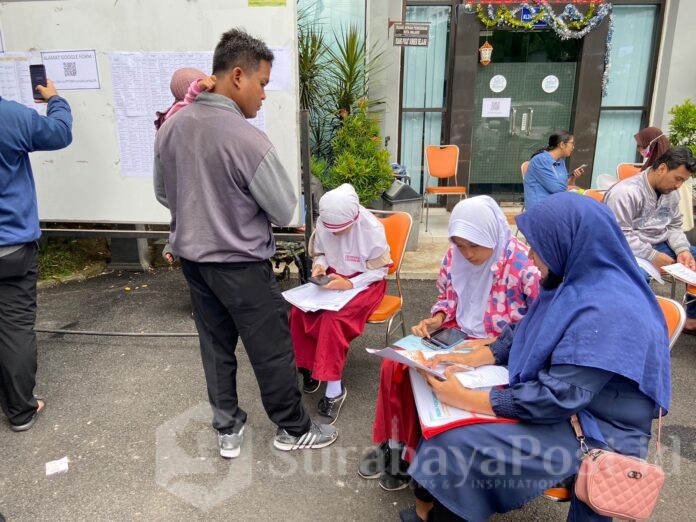 Beberapa siswa dan wali murid saat melakukan verifikasi sertifikat lomba untuk PPDB jalur prestasi, Kantor Disdikbud Kota Malang, Senin (03/06/2024