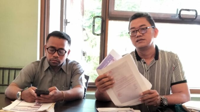 Ferdian Adi Mulyo Mahendro didampingi Dalu E Prasetiyo selaku Kuasa hukumnya, saat menggelar konferensi pers di Kota Malang, Jawa Timur, Rabu (05/06/2024).