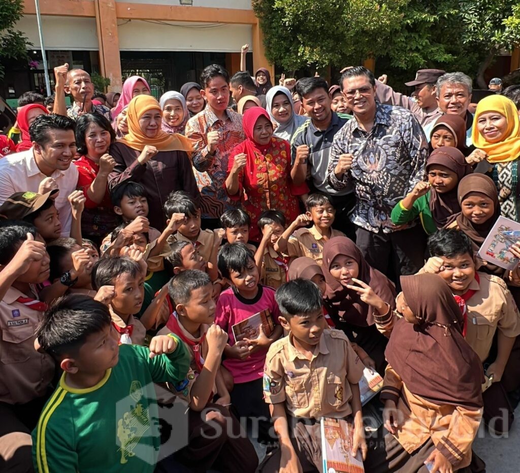 Gibran, Emil Dardak dan Hendy Setiono serta Khofifah pose bersama guru dan siswa siswi SD Margorejo VI/524 Surabaya. (istimewa)