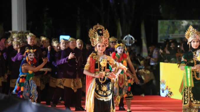 TAMPIL MEMUKAU::Parade Pratnyaparamita ing Malang Meriahkan Karnaval Budaya Nusantara Apeksi 2024. (istimewa)